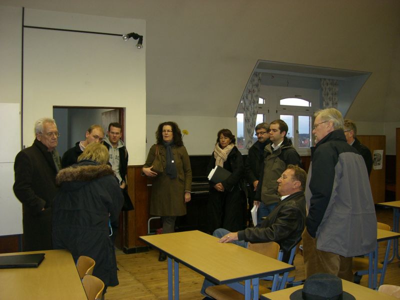 Mitglieder des Arbeitskreises Bildung im Gesprch mit der Schulleiterin der Grundschule Langendiebach Renate Preiser