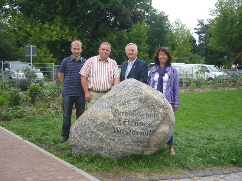 von links: Max Schad, Ronald Melchert (Brgermeister von Wusterwitz), Werner Cwielong, Birgit Behr