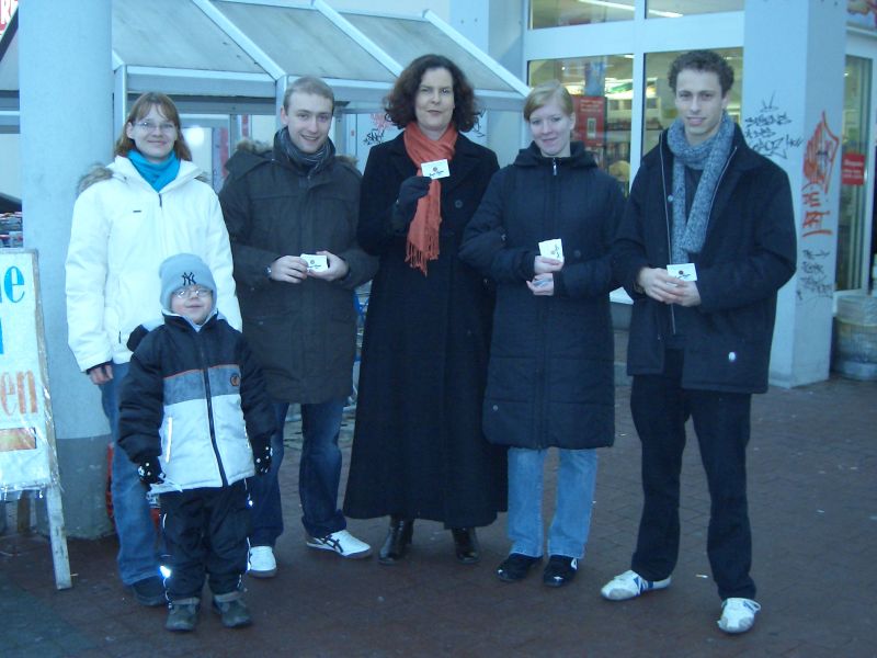 Alle Jahre wieder: die Glckscent-Aktion der JU Erlensee zum Jahreswechsel (von links: Anke Klingel, Max Schad, Bianca Nimbler, Tatjana Buckow, Christian Pieke)