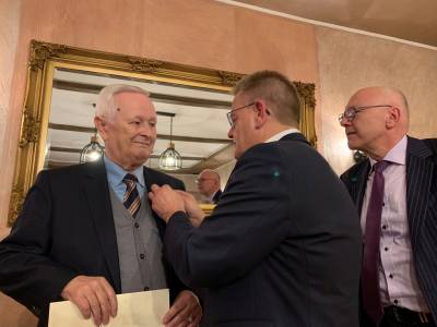Werner Cwielong am 09.12.2022 fr 50 Jahre ehrenamtliche Ttigkeit in Gemeindevertretung, Gemeindevorstand und Magistrat geehrt