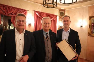 Werner Cwielong am 09.12.2022 fr 50 Jahre ehrenamtliche Ttigkeit in Gemeindevertretung, Gemeindevorstand und Magistrat geehrt