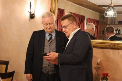 Werner Cwielong am 09.12.2022 fr 50 Jahre ehrenamtliche Ttigkeit in Gemeindevertretung, Gemeindevorstand und Magistrat geehrt