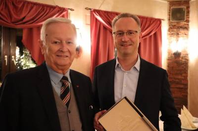 Werner Cwielong am 09.12.2022 fr 50 Jahre ehrenamtliche Ttigkeit in Gemeindevertretung, Gemeindevorstand und Magistrat geehrt