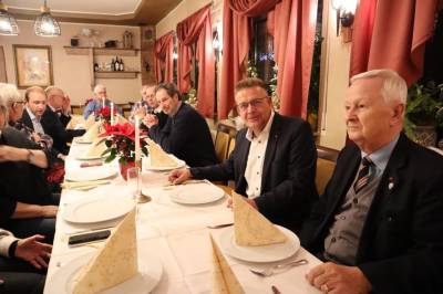 Werner Cwielong am 09.12.2022 fr 50 Jahre ehrenamtliche Ttigkeit in Gemeindevertretung, Gemeindevorstand und Magistrat geehrt