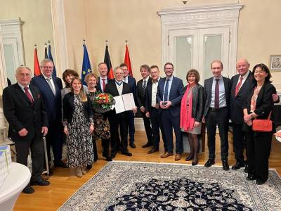 Stefan Sauer, Staatssekretr im Hessischen Ministerium des Innern und fr Sport, wrdigt am 10.02.2023 Kurt Oehm mit dem Hessischen Verdienstorden