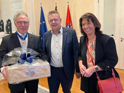 Stefan Sauer, Staatssekretr im Hessischen Ministerium des Innern und fr Sport, wrdigt am 10.02.2023 Kurt Oehm mit dem Hessischen Verdienstorden