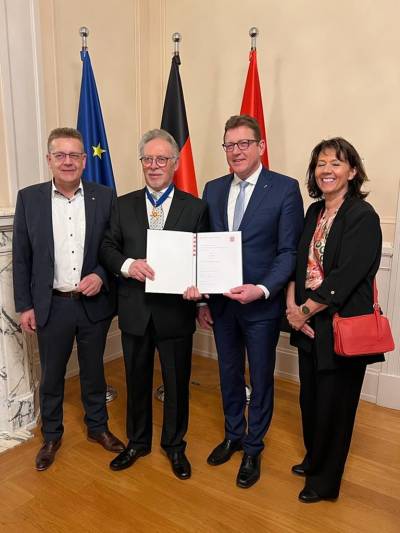 Stefan Sauer, Staatssekretr im Hessischen Ministerium des Innern und fr Sport, wrdigt am 10.02.2023 Kurt Oehm mit dem Hessischen Verdienstorden