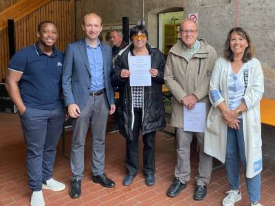 Schwarzbierfest am 05. und 06.08.2023 (von links: John Ennin, Max Schad, Gewinnerin und Gewinner der Berlind-Reise, Birgit Behr)