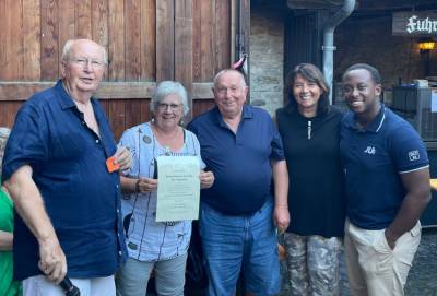 von links: Horst Pabst, Irene und Gert Rudolph (Gewinner der Berlinreise), Birgit Behr, John Ennin