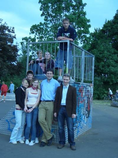 Einsatz fr die Skateranlage auf dem Erlenseer Festplatz: CDU-Brgermeisterkandidat Dr. Frank Theisen und JU-Vorsitzender Max Schad