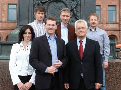 Das Erfolgs-Duo fr den Wahlkreis Tom Zeller (3. von links) und Aloys Lenz (5. von links) mit Isabelle Mnch der JU-Vorsitzenden aus Hanau, Jens Bergmann aus Grokrotzenburg, Max Schad aus Erlensee und Markus Heber aus Maintal