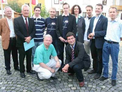 Ministerprsident Koch, Landtagsabgeordneter Aloys Lenz, Kreisvorsitzender Tom Zeller und Brgermeisterkandidat Dr. Theisen gemeinsam mit der JU