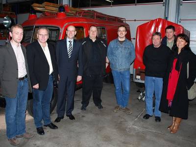 Erlenseer Feuerwehren 2009 (von links: Max Schad, Werner Beier, Dr. Peter Tauber, Jens Schfer, Dennis Mohn, , Jrgen Mohn, Arnold Notzon, Birgit Behr)