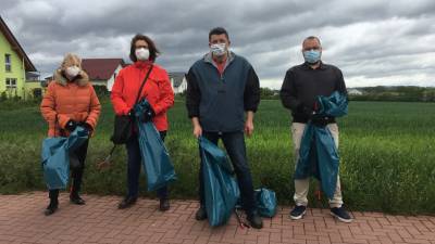 Aktion Saubere Landschaft in Erlensee am 22.05.2021 (von links: Christel Oberhauser, Bianca Fleck, Arnold Notzon, David Lanecki)