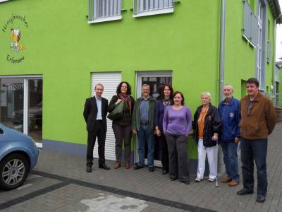 vor der neuen Betreuungseinrichtung Hummelburg (von links: Max Schad, Bianca Nimbler und Michael Knieps, Daniela Seibel und Ina Pinkernell, Helga Kahle-Benthien und Klaus Kahle sowie Arnold Notzon)