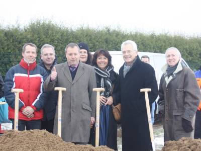 Spatenstich zum Bau der Umgehungsstrae in Erlensee-Langendiebach am 20.12.2010 (von links: Herr S., Werner Beier, Staatssekretr Steffen Saebisch, Bianca Nimbler, Birgit Behr, Landtagsabgeordneter Aloys Lenz, Horst Elverfeld)