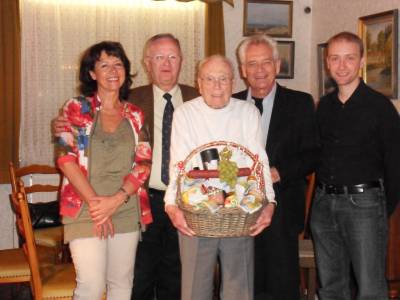 CDU Erlensee gratuliert Gnther Drr (von links: Birgit Behr, Werner Cwielong, Gnther Drr, Aloys Lenz, Max Schad)