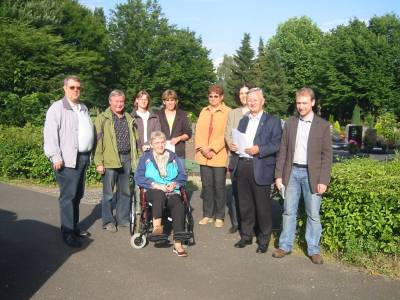Friedhofswesen 2008 (von links: Heinz-Dieter Winter, Werner Haas, Anke Klingel, Helga Kahle-Benthien, X, Christina Winter, Bianca Nimbler, Werner Cwielong, Max Schad)