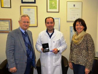 CDU Erlensee besucht am 14.01.2016 Zahnarztpraxis Dr. Damouras (von links: Werner Cwielong, Dr. Michael Damouras, Birgit Behr)