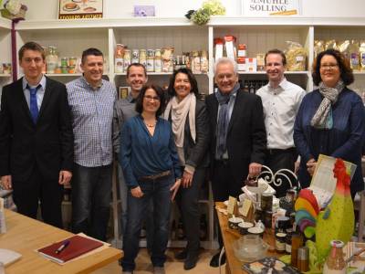 CDU Erlensee zu Besuch bei L\'art de table am 29.01.2016 (von links: Nico Jung, Arnold Notzon, Sascha Schneider, Geschftsinhaberin Monika Heck, Vorsitzende der CDU Erlensee Birgit Behr, Aloys Lenz, B.K., Bianca Fleck)