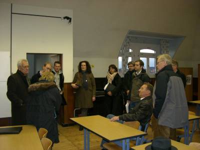 Mitglieder des Arbeitskreises Bildung im Gesprch mit der Schulleiterin der Grundschule Langendiebach Renate Preiser am 06.12.2011
