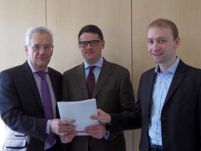Erlensee ist Stadt! Termin am 30.01.2012 in Wiesbaden (von links: Landtagsabgeordneter Aloys Lenz, Innenminister Boris Rhein, CDU-Fraktionsvorsitzender Max Schad)