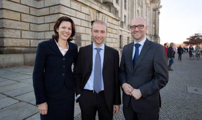 Dr. Katja Leikert, Max Schad und Dr. Peter Tauber im November 2013 vor dem Bundestag in Berlin