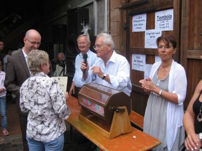 von links: Dr. Peter Tauber, Gewinnerin des Hauptpreises, Werner Cwielong, Aloys Lenz, Birgit Behr