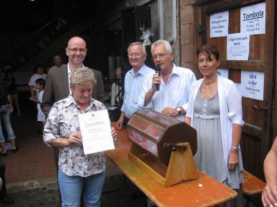 von links: Dr. Peter Tauber, Gisela Haupt (Gewinnerin des Tombola-Hauptpreises), Werner Cwielong, Aloys Lenz, Birgit Behr