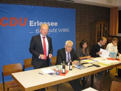 Mitgliederhauptversammlung am 28.10.2011 (von links): Ehrengast Geschftsfhrer der Kreishandwerkerschaft Hanau Matthias Stecher, Landtagsabgeordneter Aloys Lenz, Vorsitzende Birgit Behr, Fraktionsvorsitzender Max Schad, Schriftfhrerin Anke Klingel