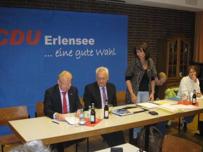 Mitgliederhauptversammlung am 28.10.2011 (von links): Ehrengast Geschftsfhrer der Kreishandwerkerschaft Hanau Matthias Stecher, Landtagsabgeordneter Aloys Lenz, Vorsitzende Birgit Behr, Fraktionsvorsitzender Max Schad, Schriftfhrerin Anke Klingel