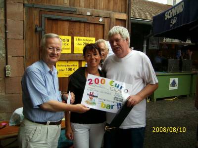 Werner Cwielong, Birgit Behr und Gewinner des Tombola-Hauptpreises - Werner Cwielong, Birgit Behr und Gewinner des Tombola-Hauptpreises