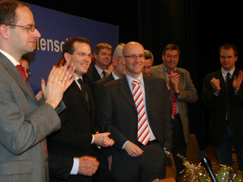 Dr. Peter Tauber (3. von links im Vordergrund)