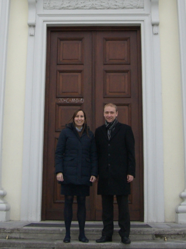 Astrid Wallmann und Max Schad vor der Tür zum Schloss Bellevue